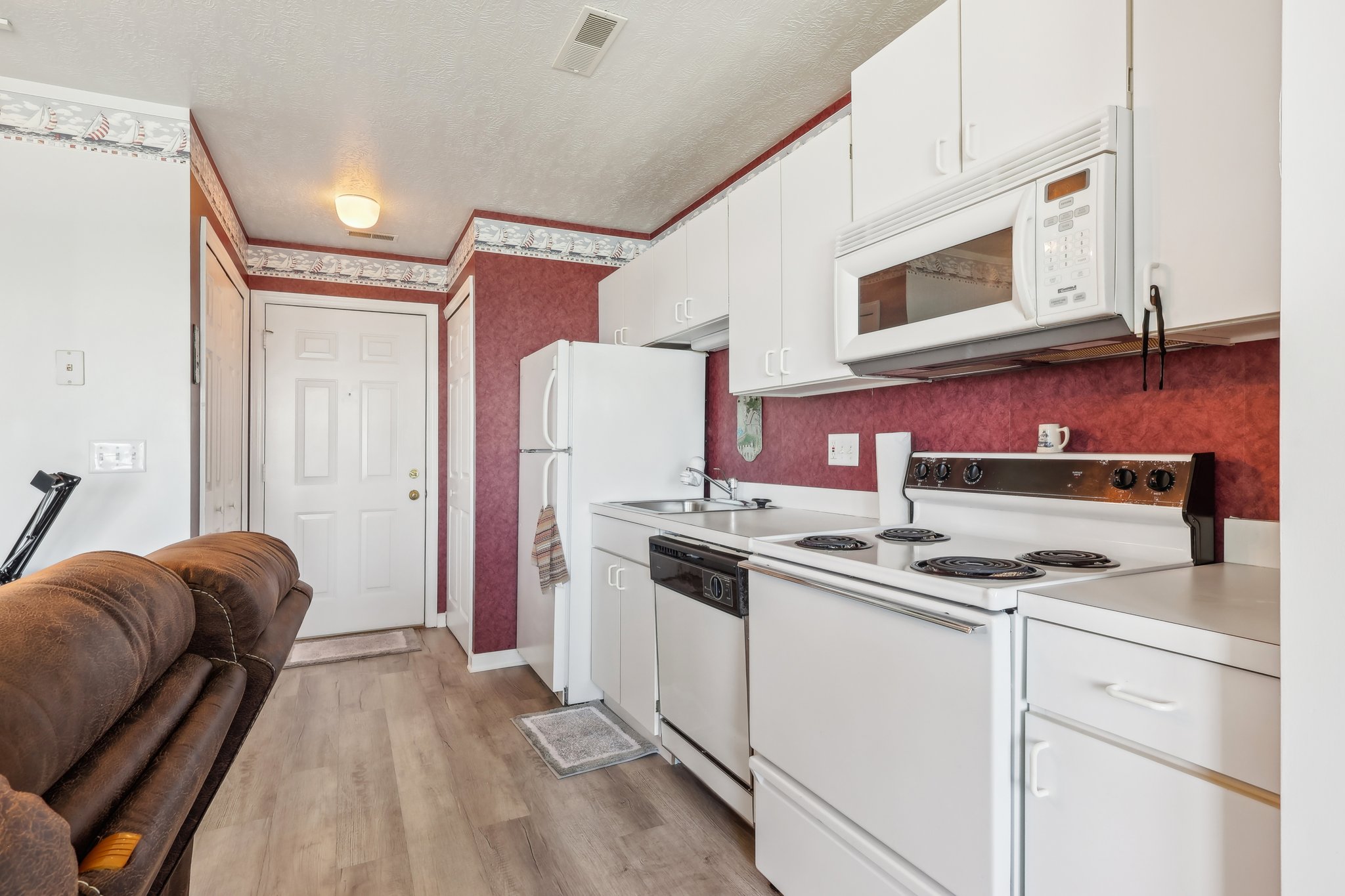 Lake Rd W apt 1024-005.jpg