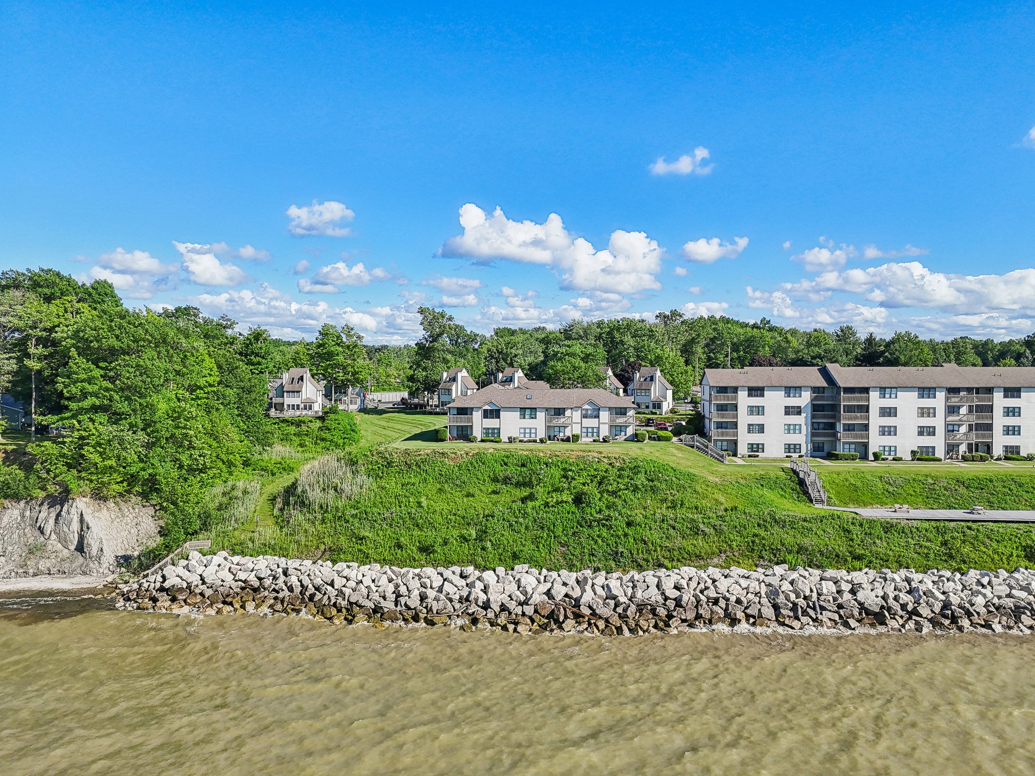 Lake Rd W apt 1024-019.jpg