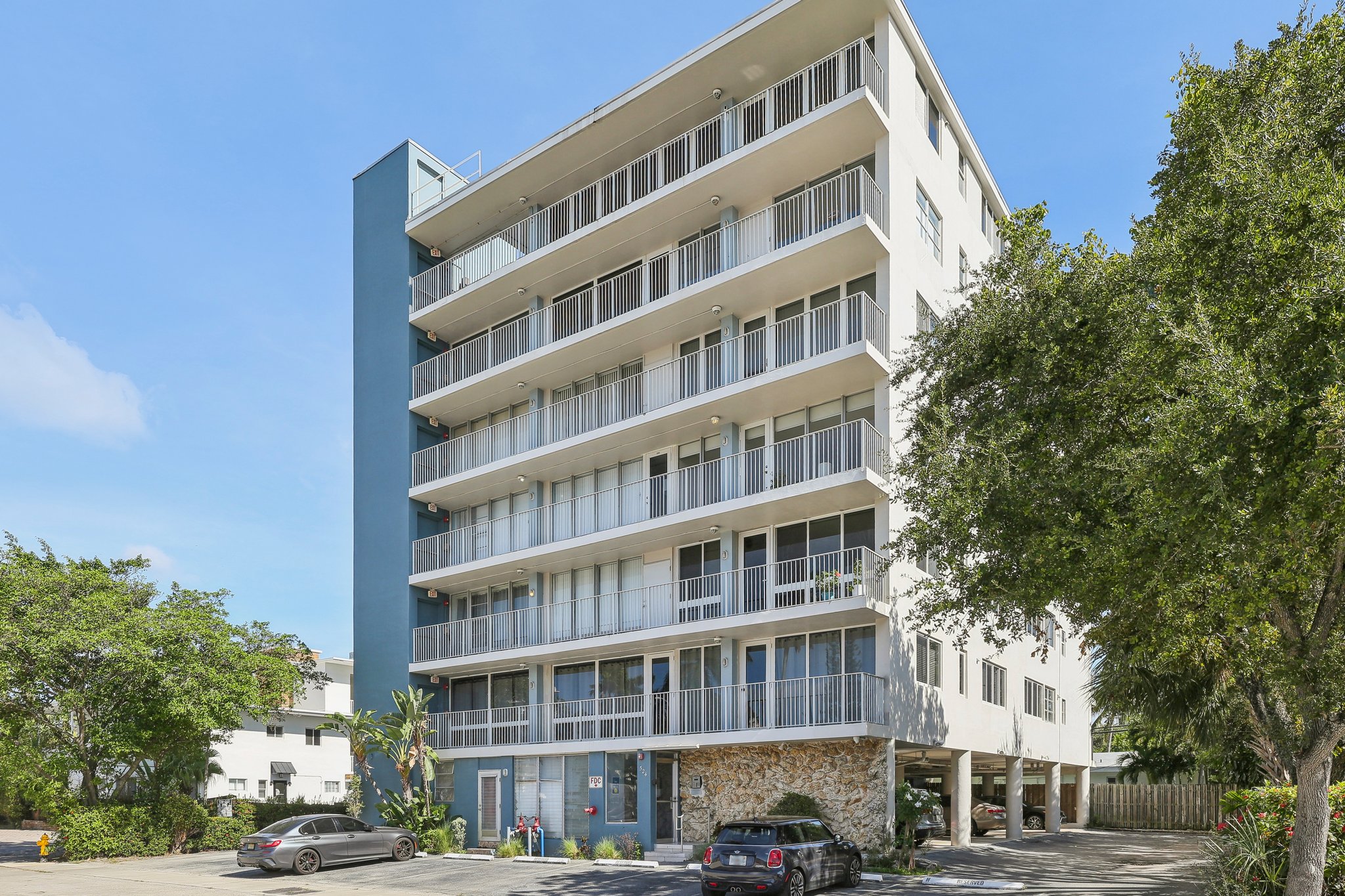 Orton Ave #604-002.jpg