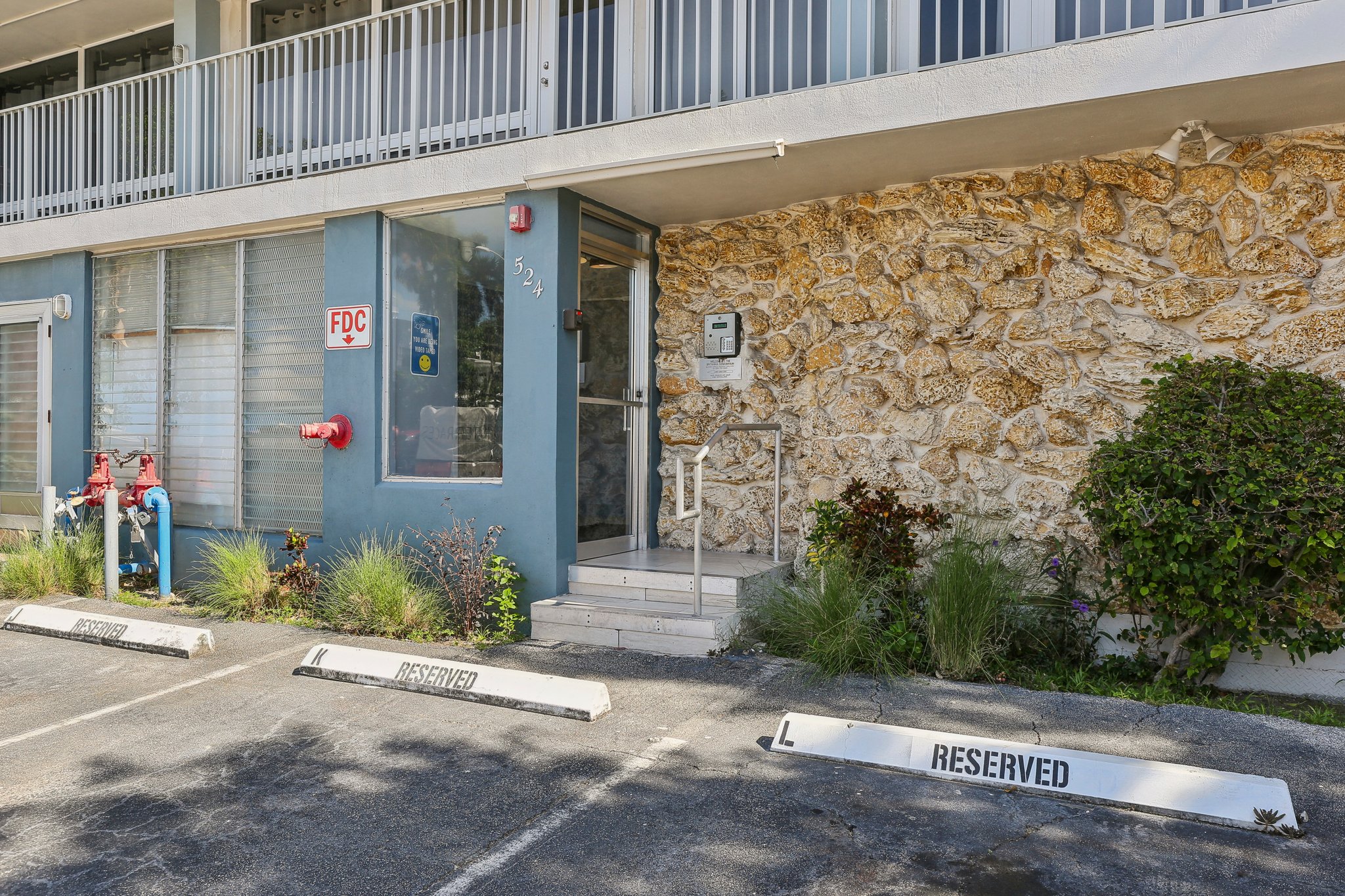 Orton Ave #604-004.jpg