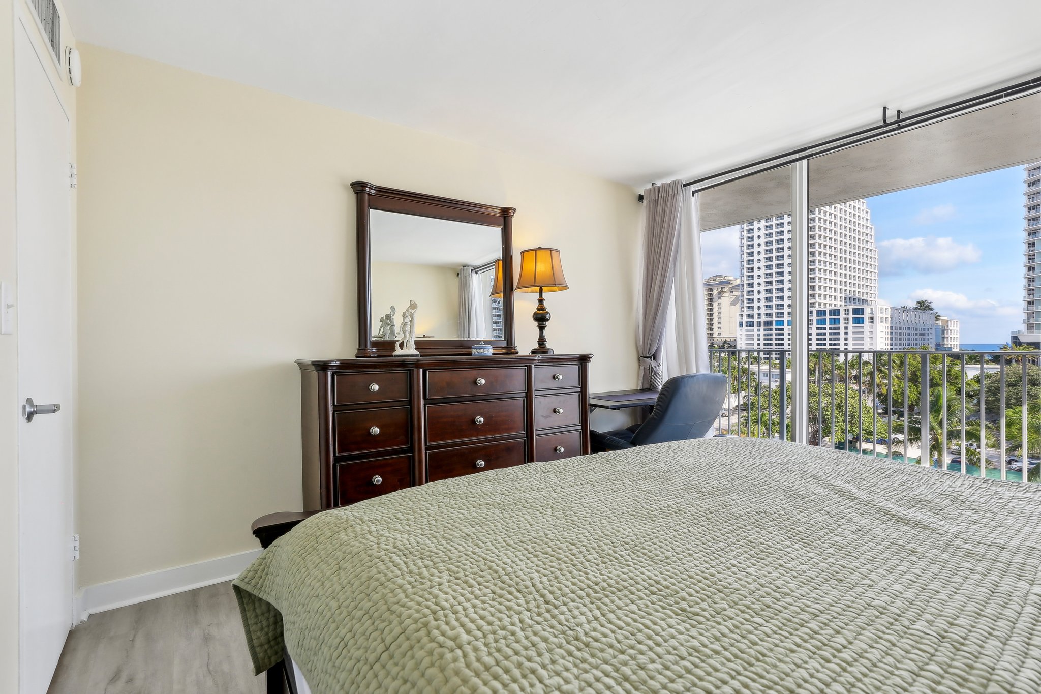 Orton Ave #604-022.jpg