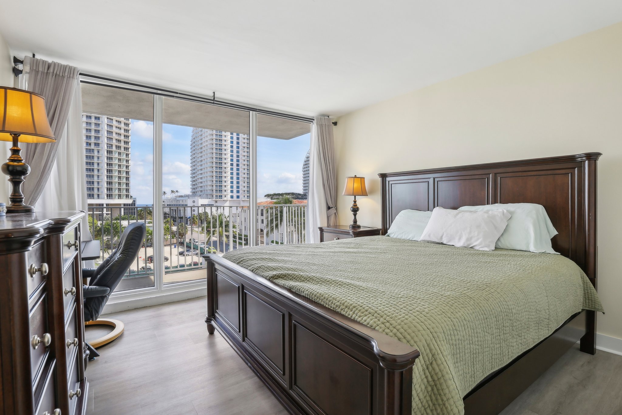 Orton Ave #604-023.jpg