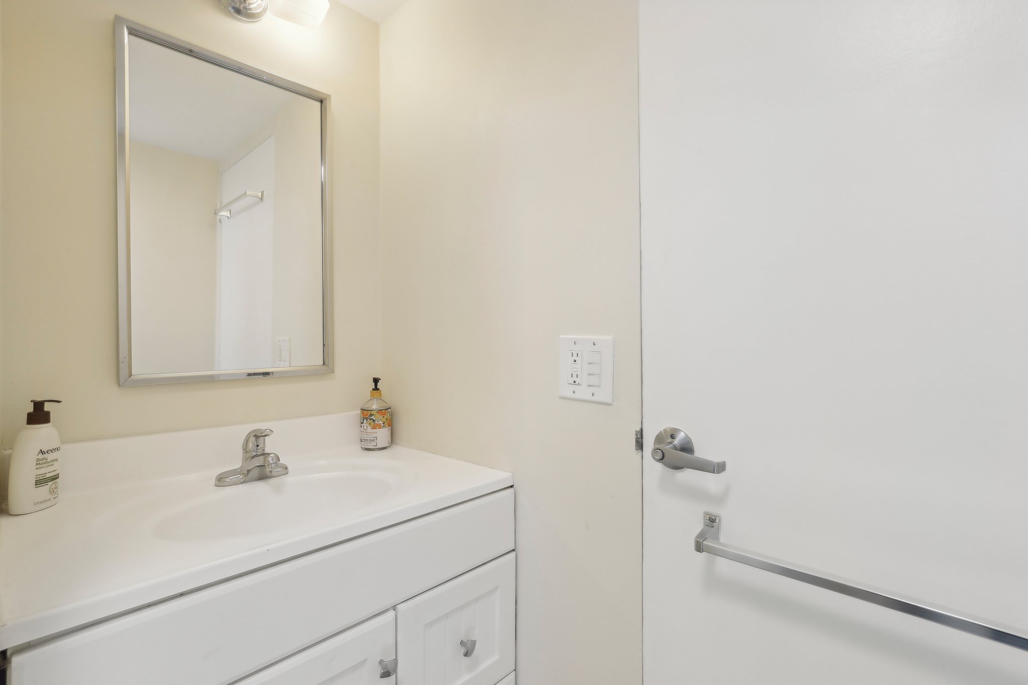 Orton Ave #604-025.jpg