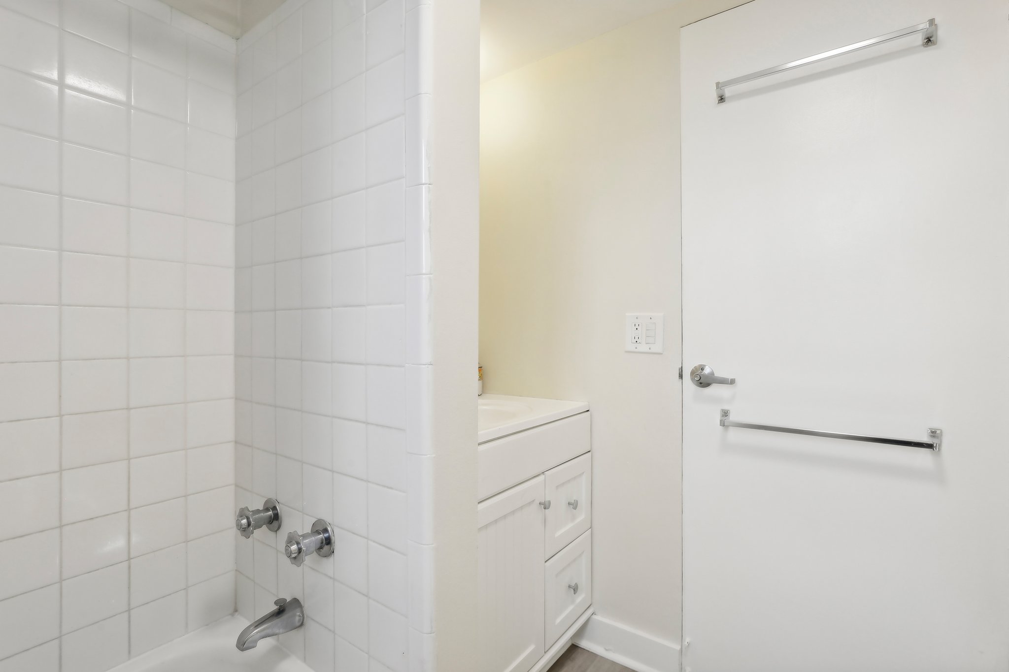 Orton Ave #604-026.jpg