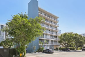 Orton Ave #604-003.jpg