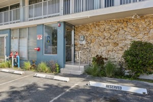 Orton Ave #604-004.jpg