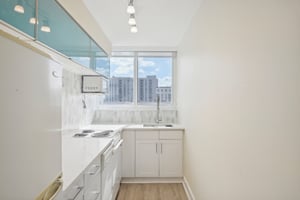 Orton Ave #604-009.jpg