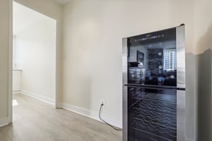 Orton Ave #604-018.jpg