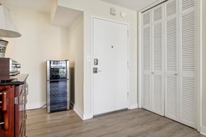 Orton Ave #604-020.jpg