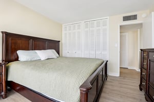 Orton Ave #604-021.jpg