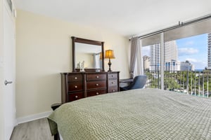 Orton Ave #604-022.jpg