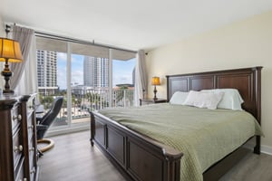 Orton Ave #604-023.jpg