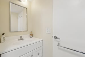 Orton Ave #604-025.jpg