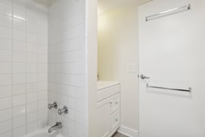 Orton Ave #604-026.jpg