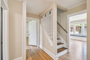 Foyer to 1st floor bedrooms/bath