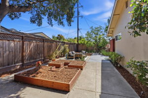 039_F8_5245 Bucknall Rd