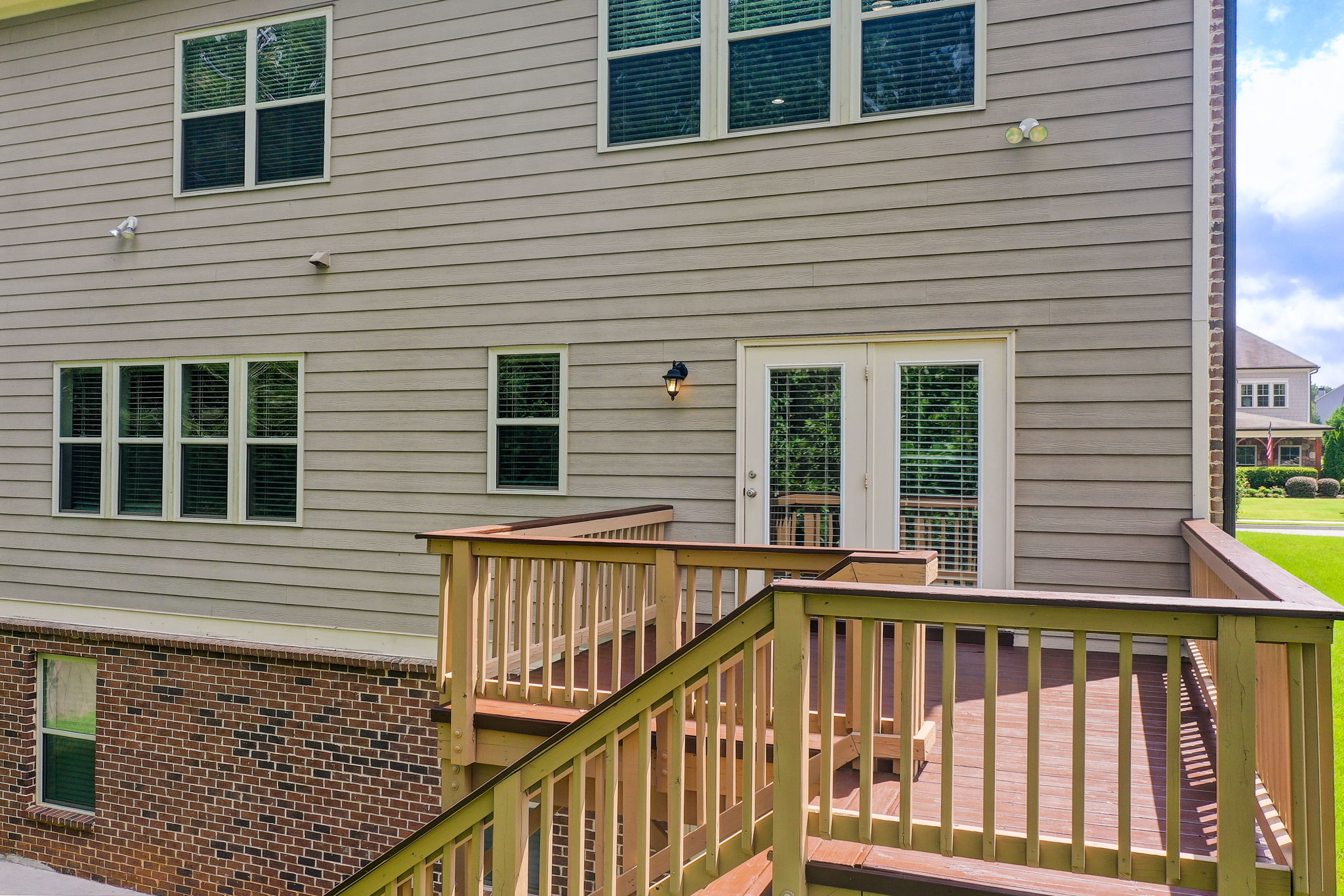 15 Aerial Ext Rear Partial w Deck Detail