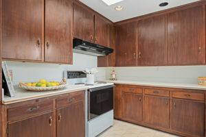 13 - Kitchen