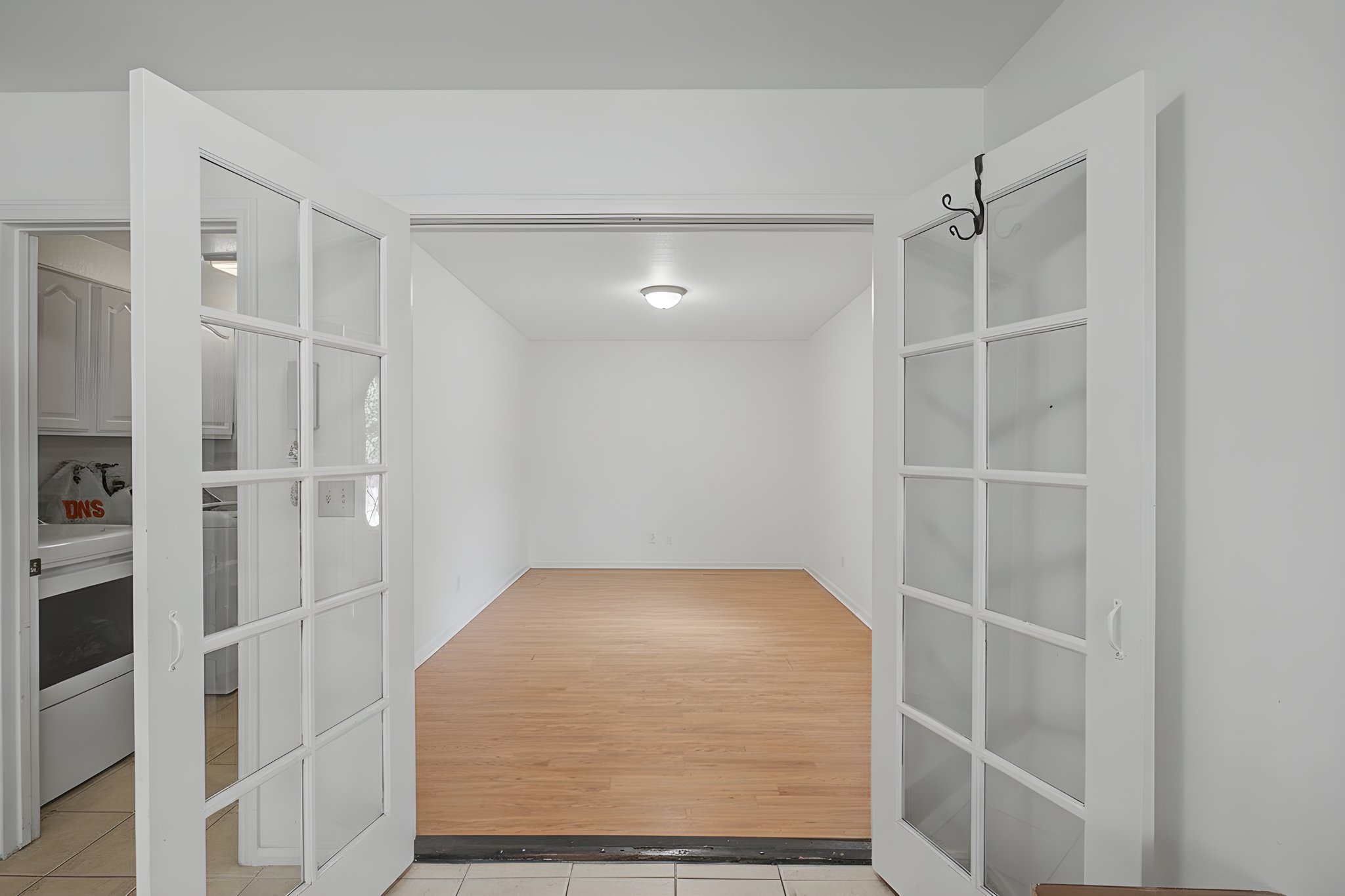 902A1331 furniture removed.jpeg