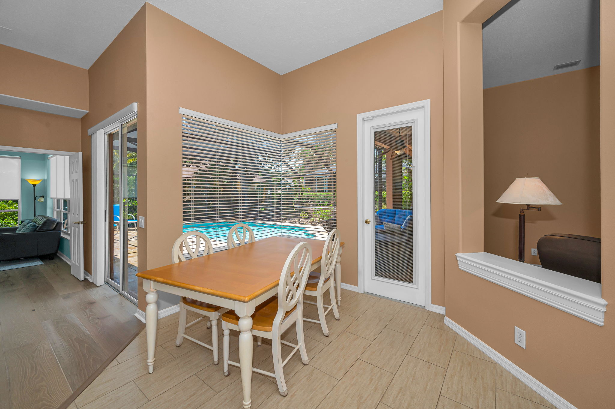 Kitchen Eat-in Area1