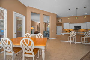 Kitchen Eat-in Area2