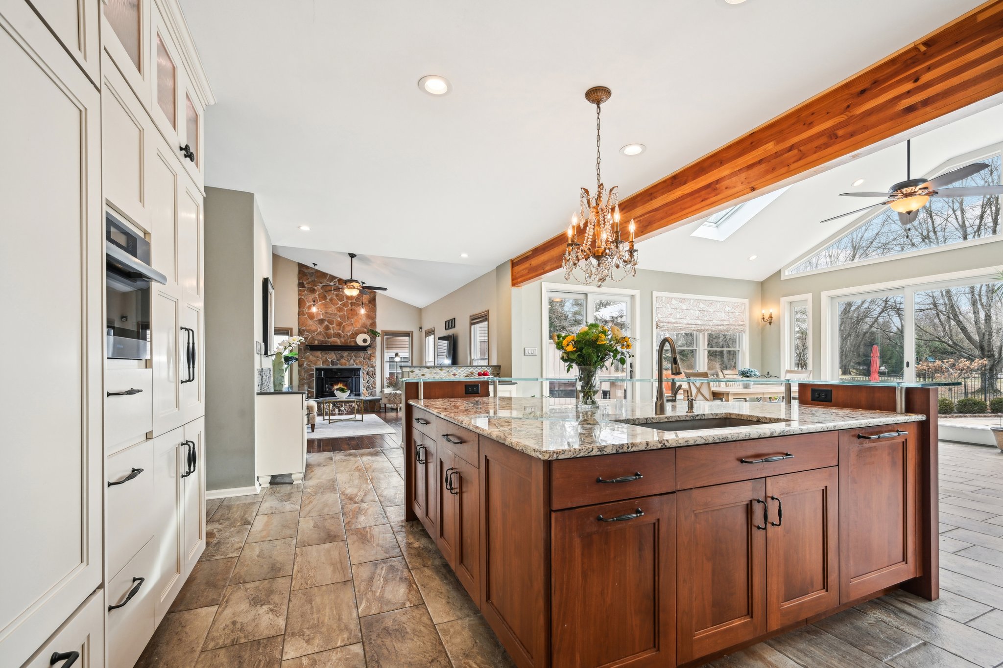 Gourmet Kitchen w Huge Island
