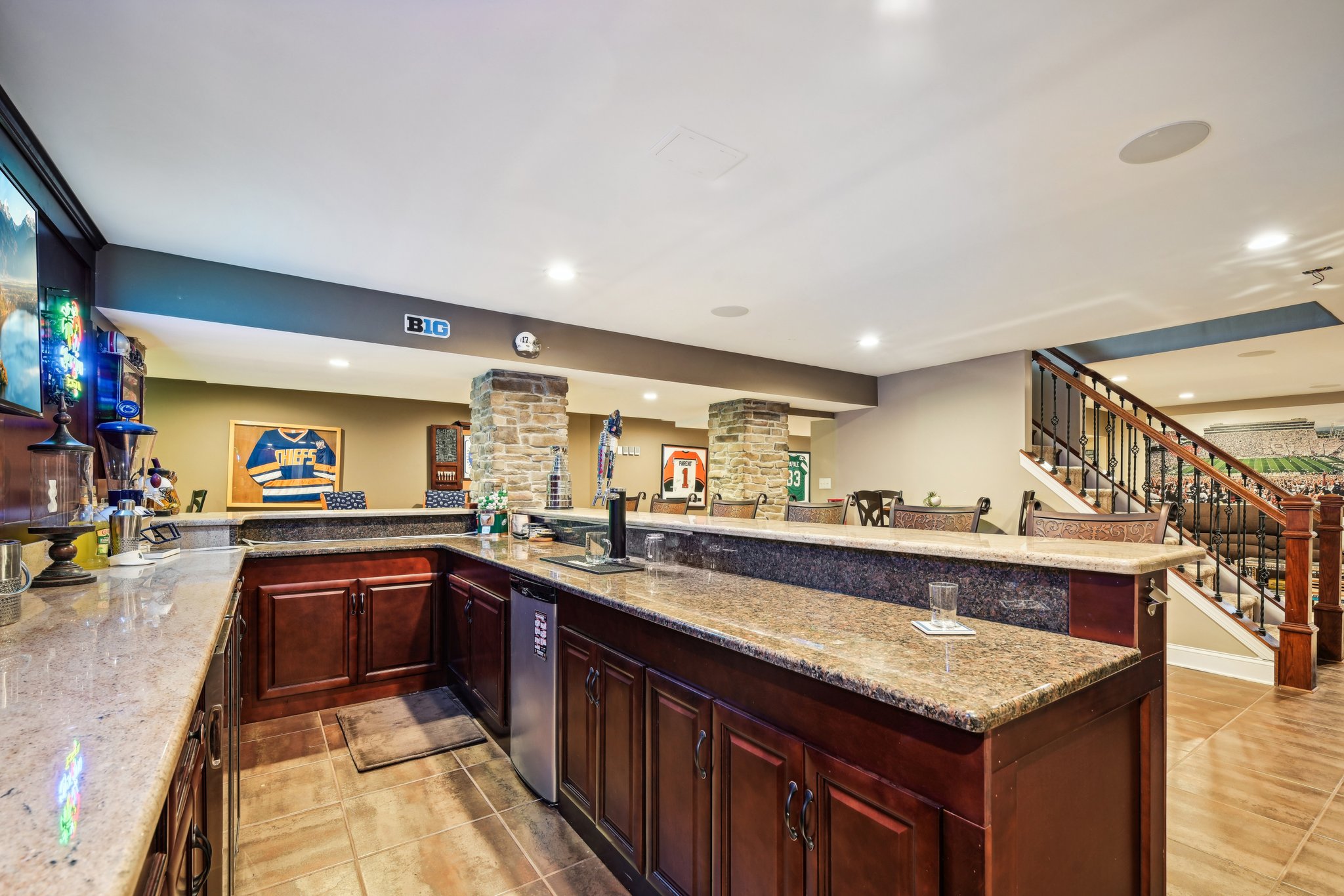 Finished Basement w Full Wet Bar