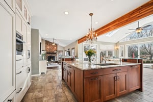 Gourmet Kitchen w Huge Island