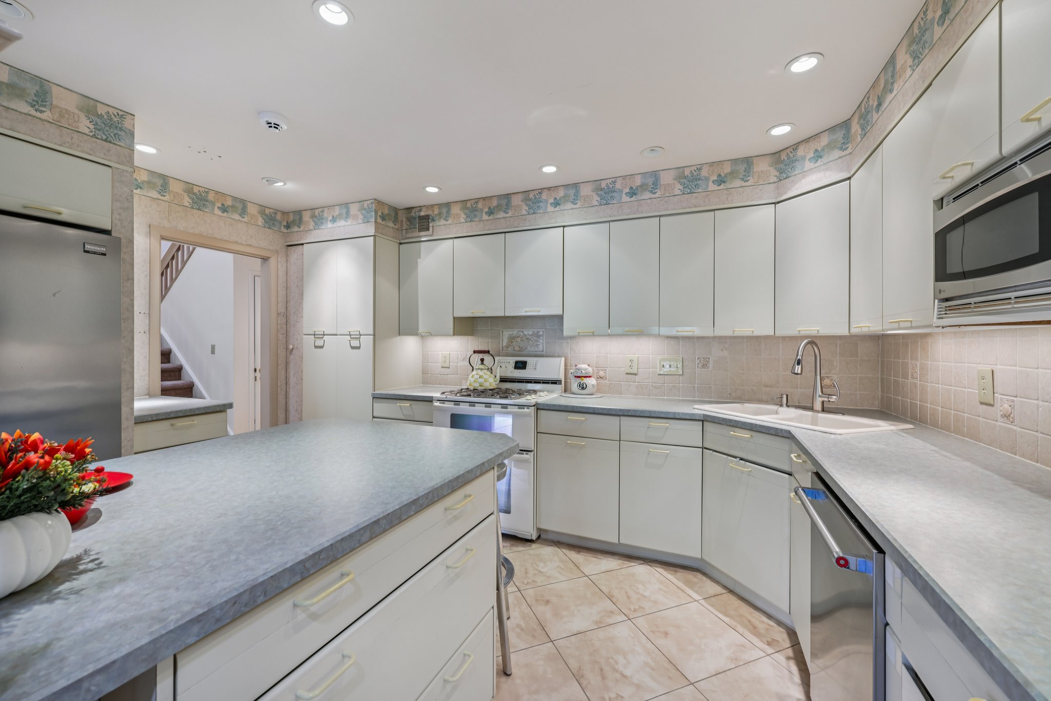 Ponds Cir-S1209-012.jpg