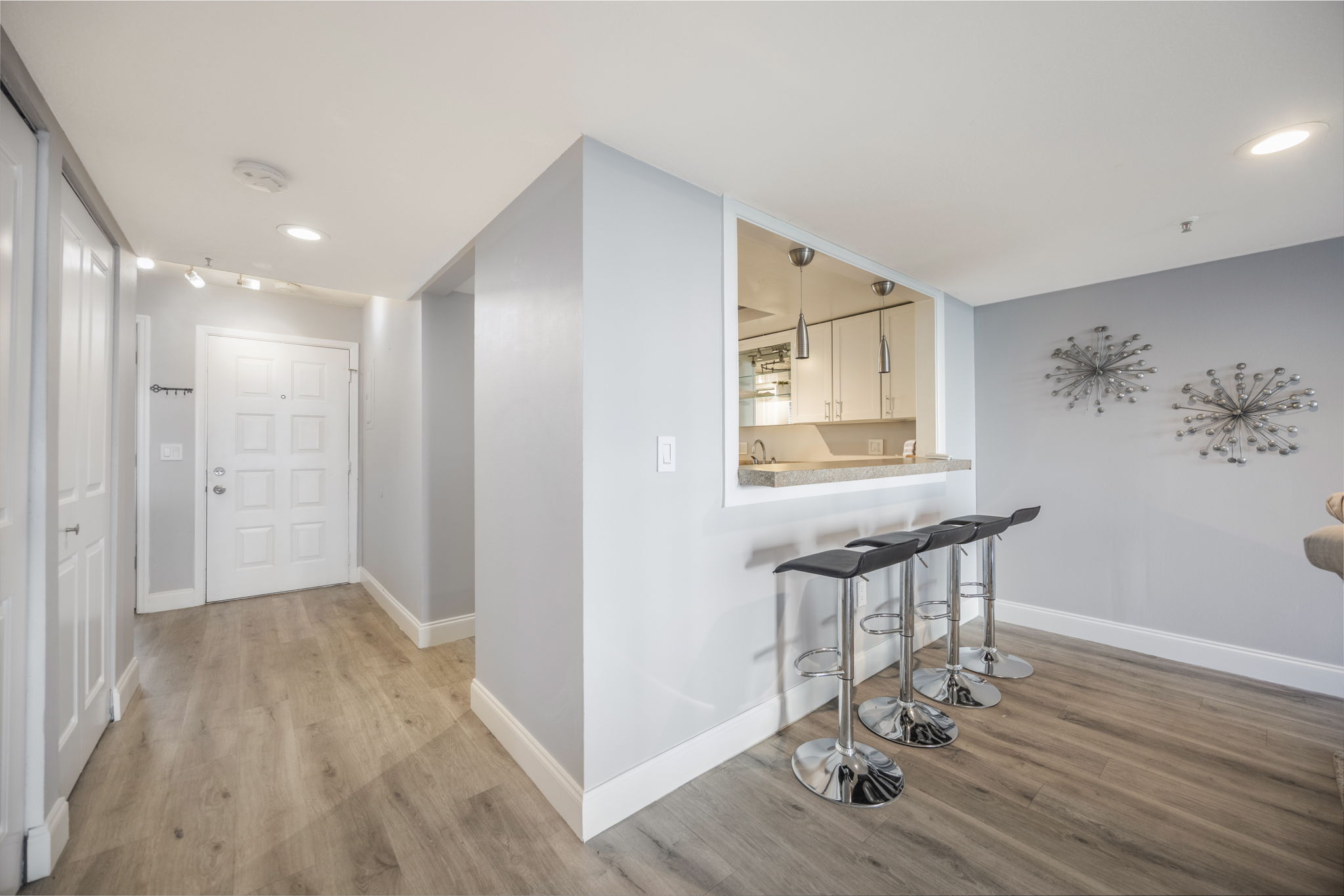 The casual breakfast bar offers enough space to comfortably hold 4 stools.