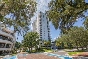 With countless dining options, boutique shopping, and Publix just steps away, this is true city living at it's finest!