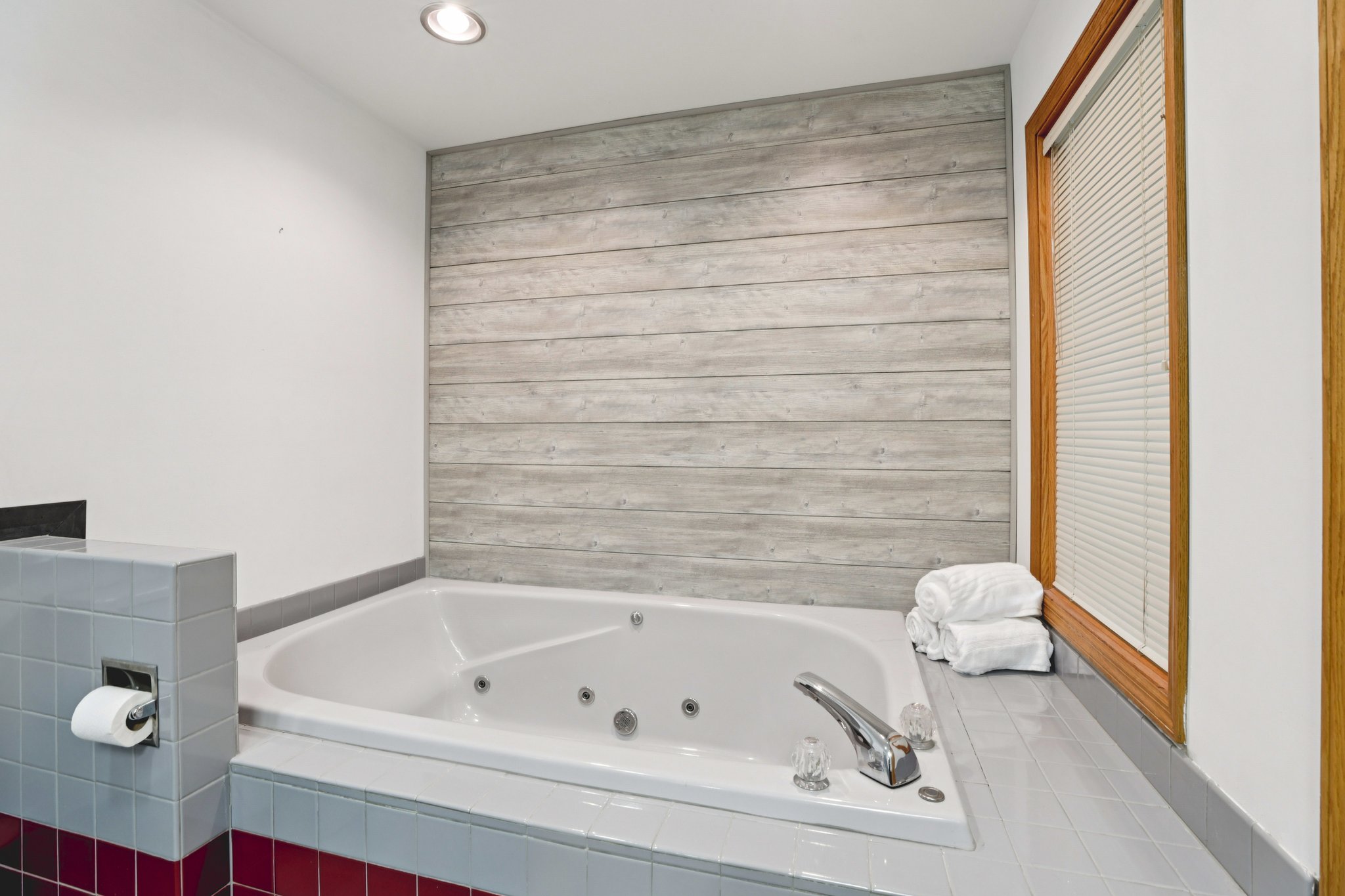 E Hiawatha Dr 617-S1103-024.jpg