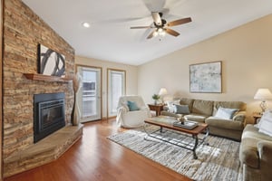 E Hiawatha Dr 617-S1103-003.jpg