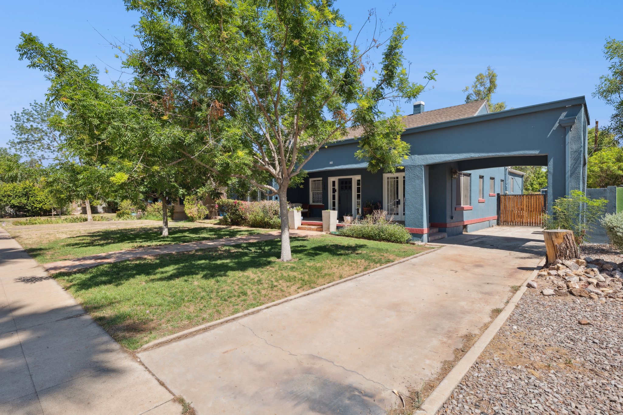 530 E Willetta St - 002.jpg