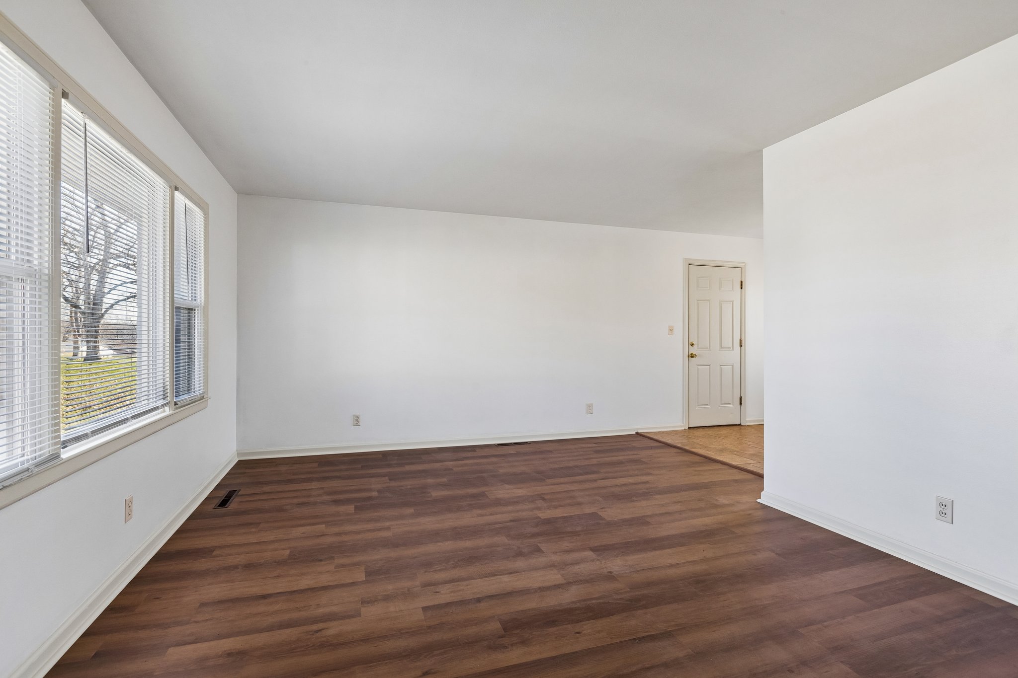 8237 - 5301 NE 42nd Terrace_005.jpg