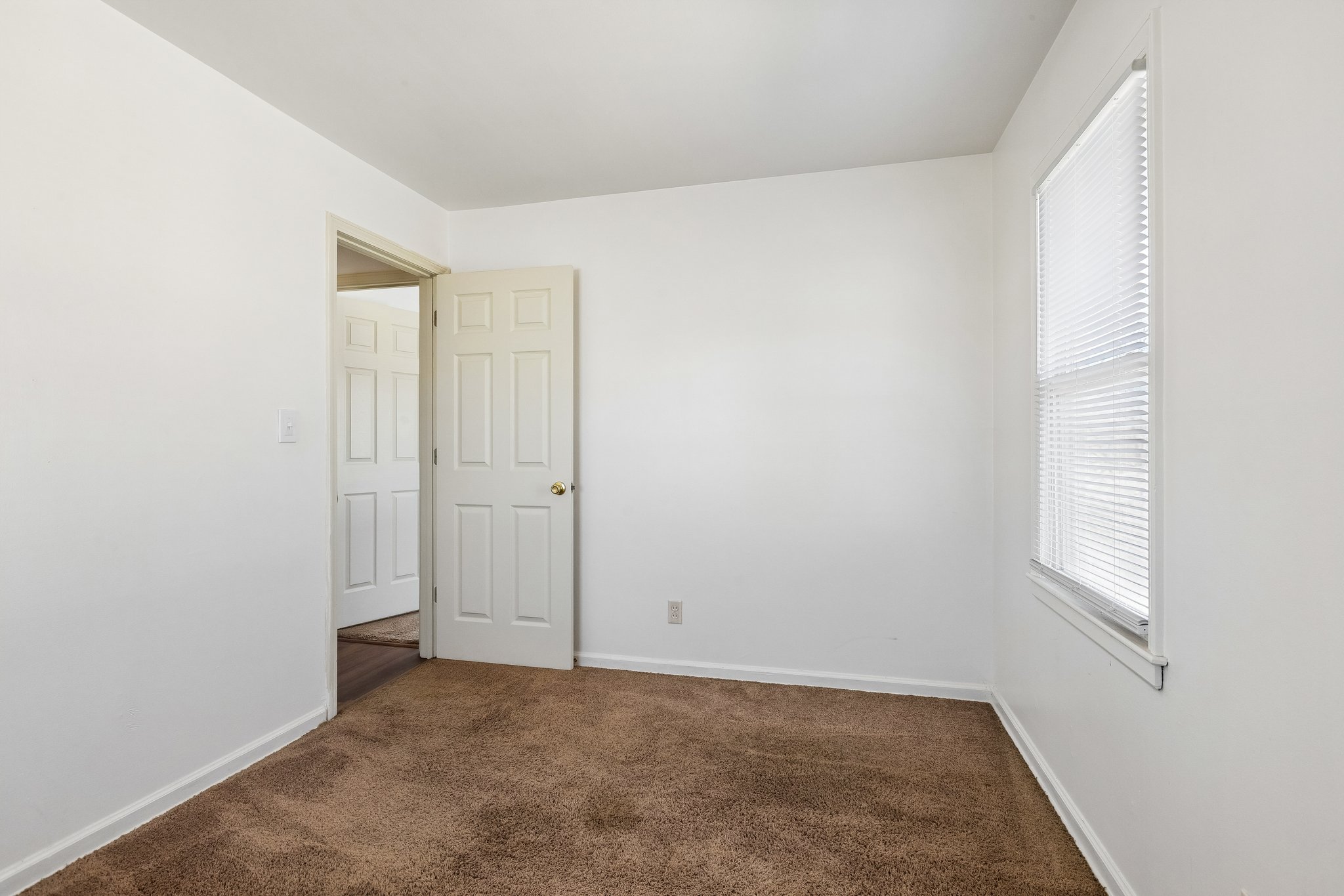 8237 - 5301 NE 42nd Terrace_016.jpg