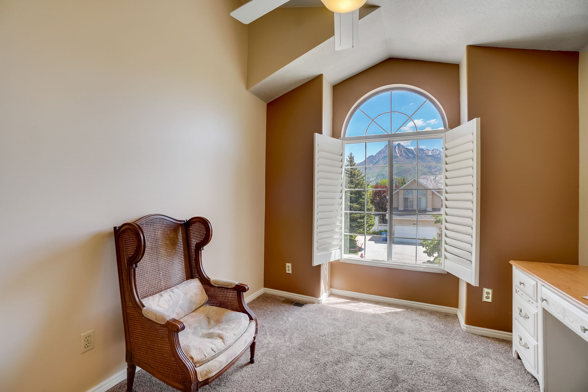 S Castlegate Dr-041