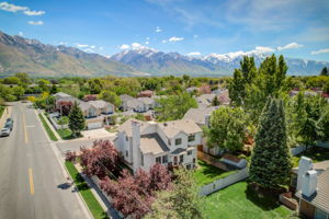 S Castlegate Dr-003