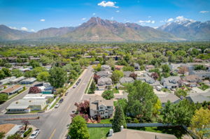 S Castlegate Dr-008