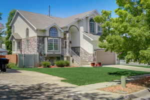 S Castlegate Dr-021