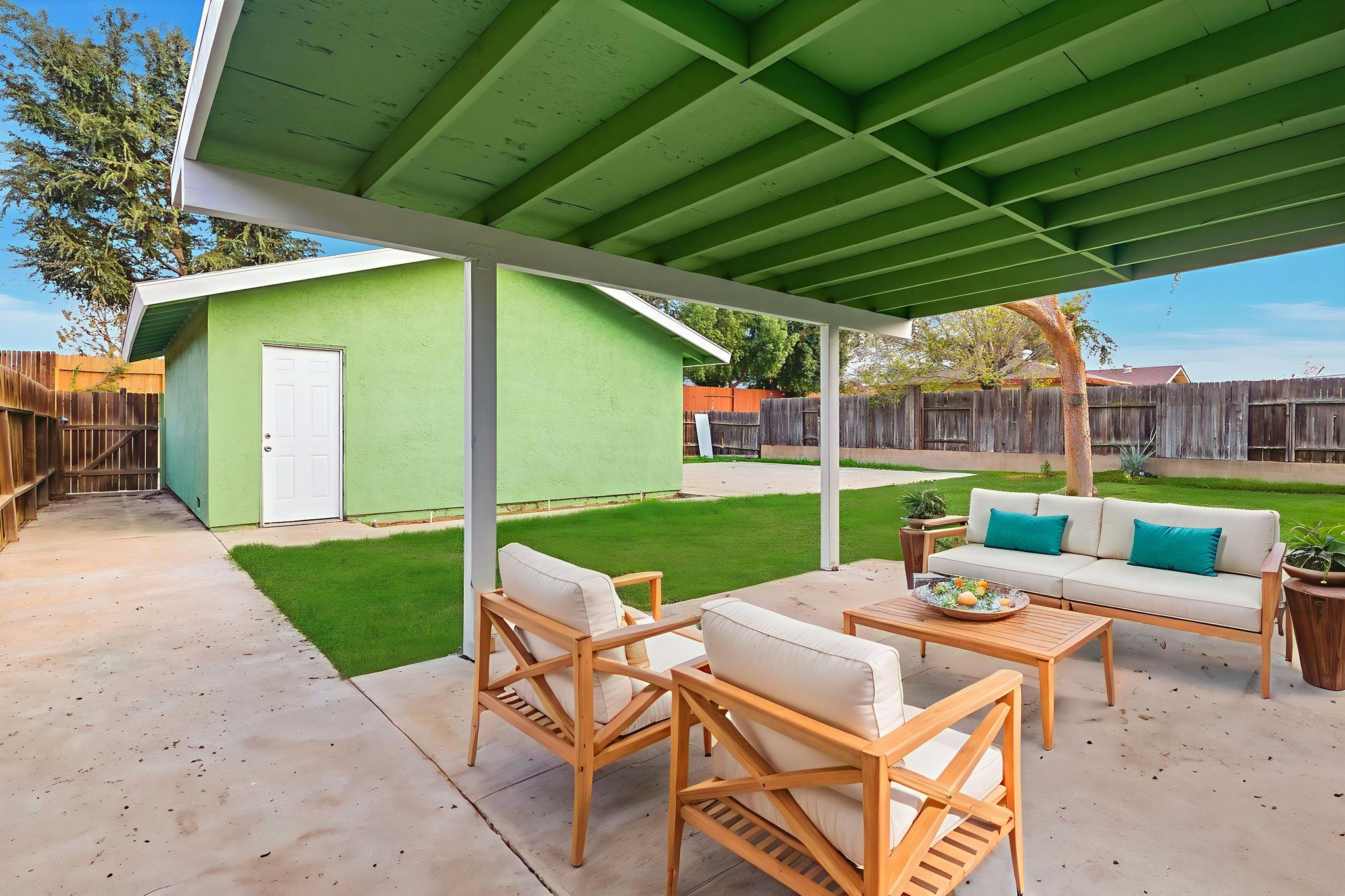 DSC08089_with_grass virtually staged.jpeg