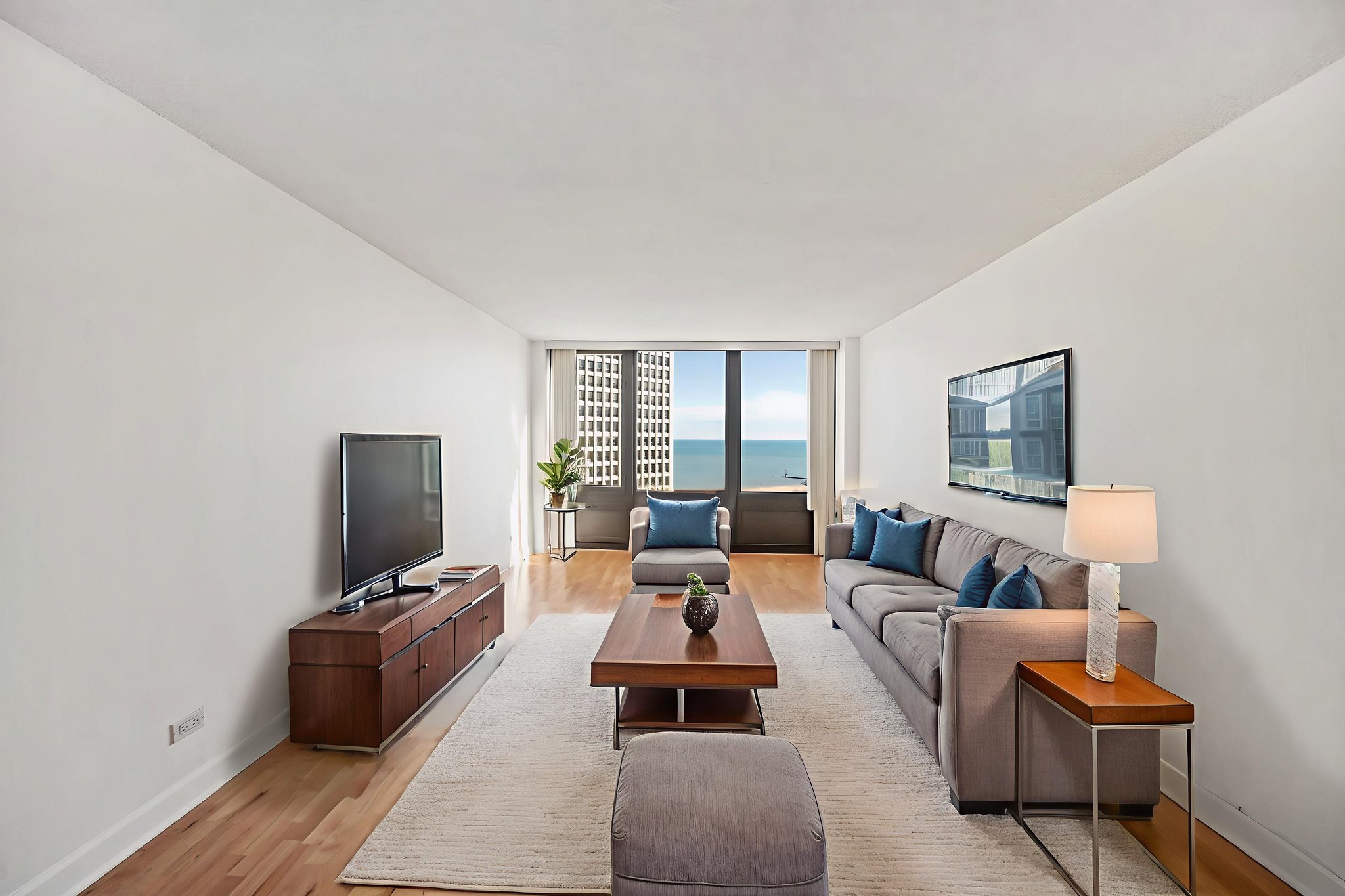 DSC07671 virtually staged.jpeg