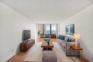 DSC07671 virtually staged.jpeg