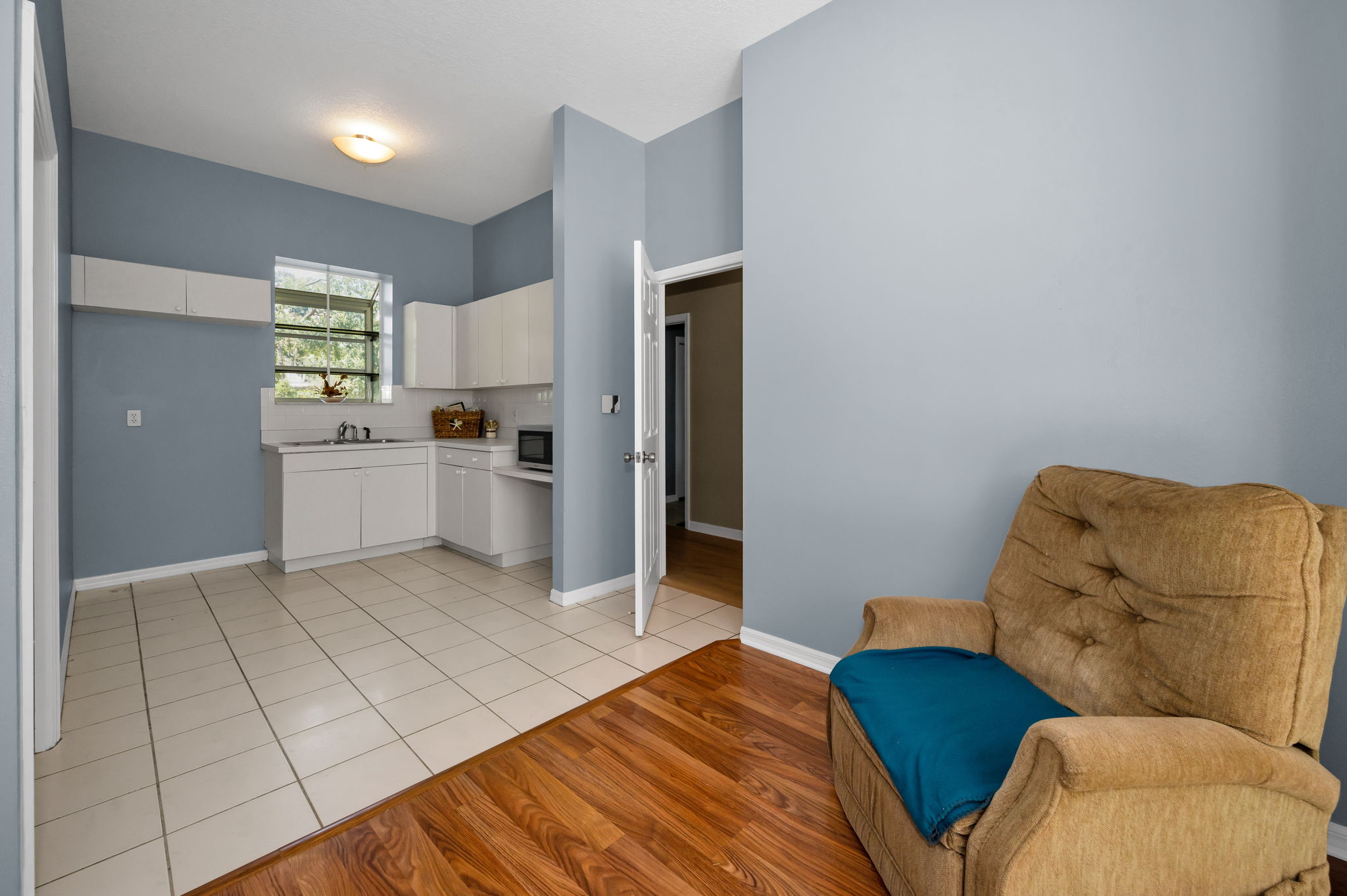 Guest Bedroom3c