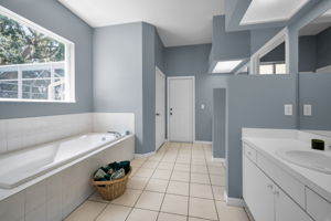Primary Bathroom1d