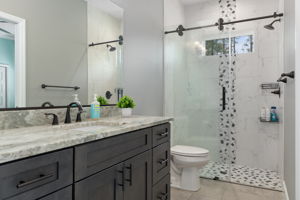 Ensuite guest bath. Behind the photographer and out of the picture is the door leading to the lanai and pool deck.