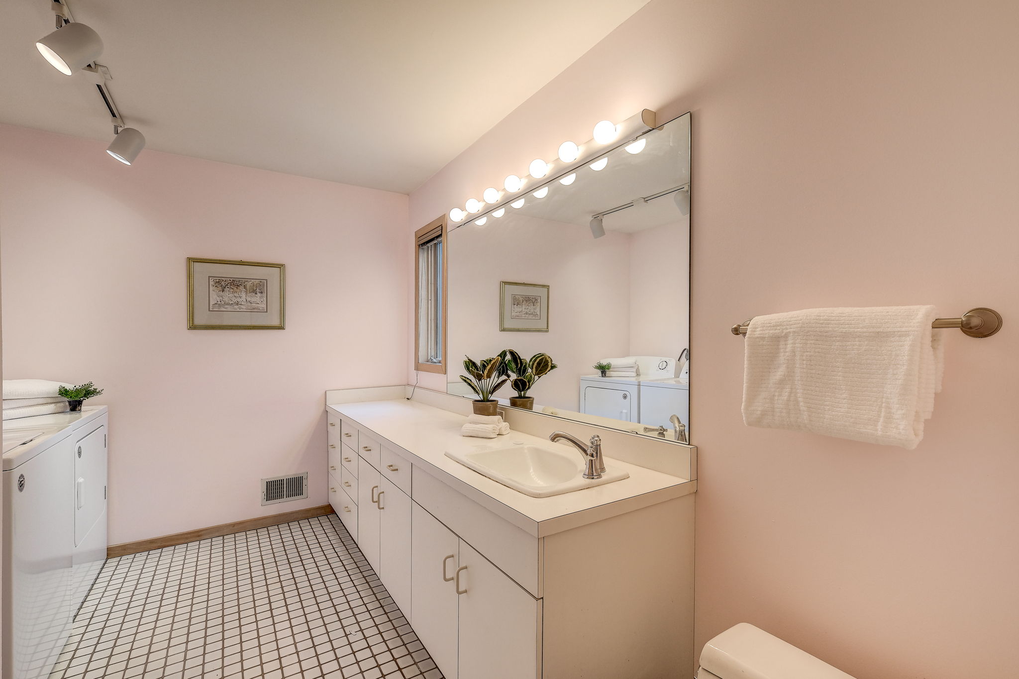 20 Upstairs bathroom