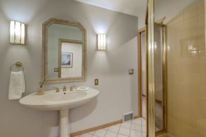 19 Main level bathroom