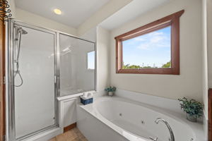 Garden jetted bathtub
