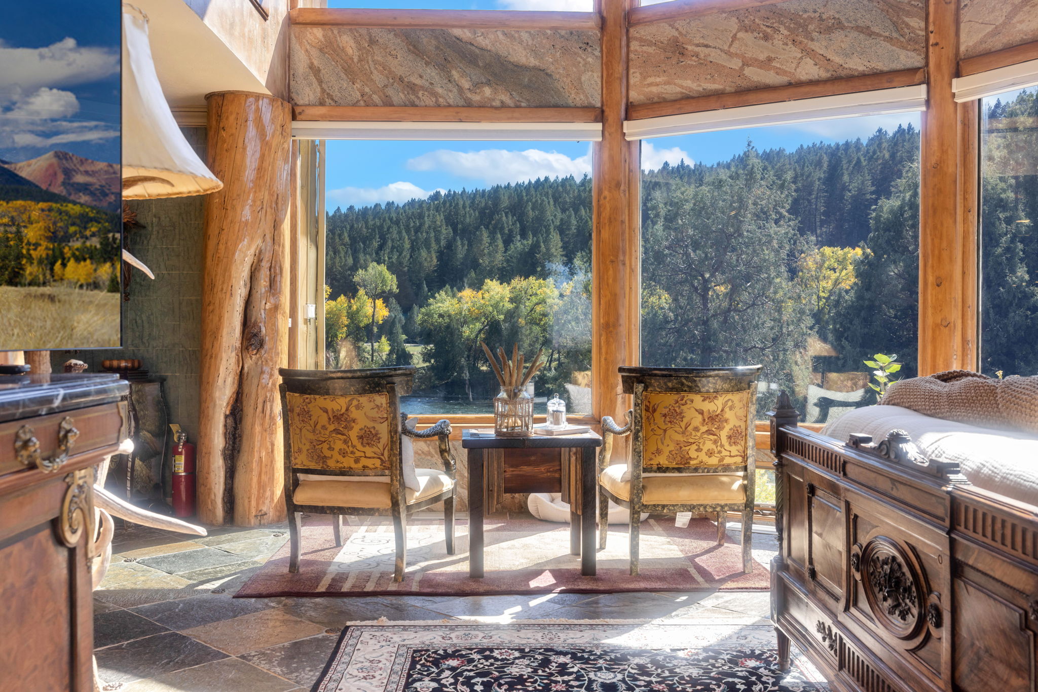 Enjoy two story panoramic views of untouched BLM protected forests, and the mighty Snake River.